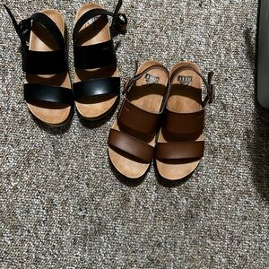 Reef women’s Sandles brand new never worn no tags 100 for both pair